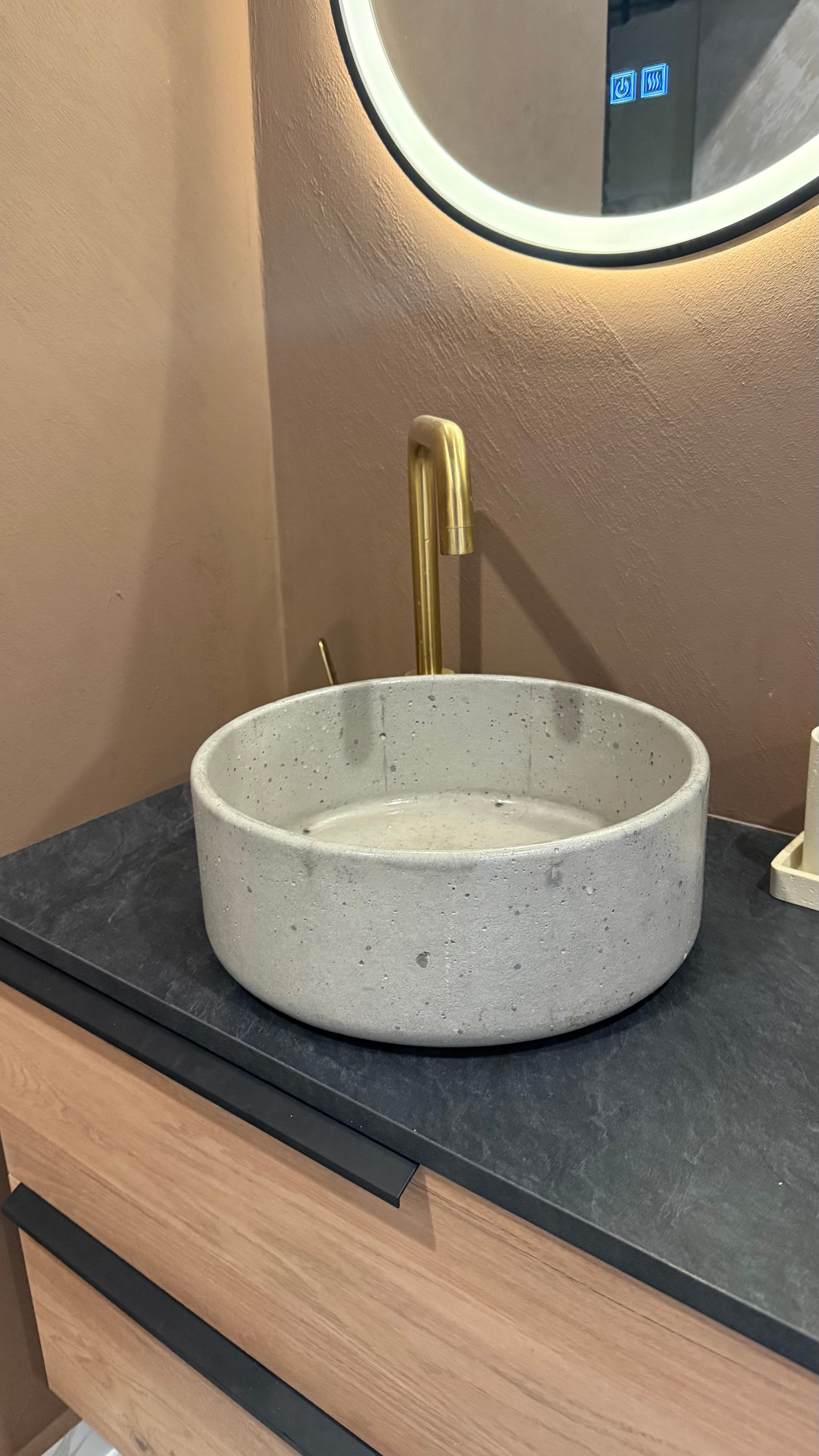 Betonski vs keramički umivaonik — usporedba